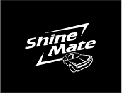 Shinemate-logga. Vita bold bokstäver mot svart rektangulär bakgrund. En outlined vit ritad bil i loggans nedre högra hörn 